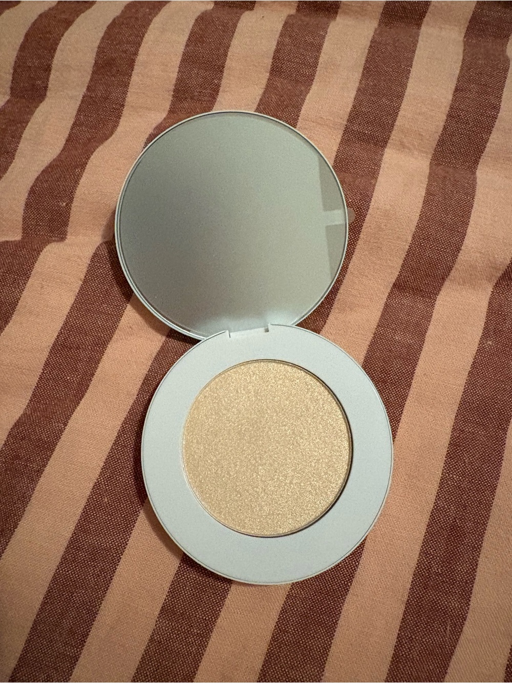 Champagne Shimmer Highlighter Compact - Neutral Gold